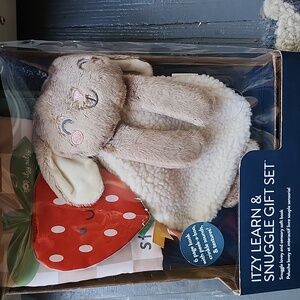 ITZY LEARN & SNUGGLE GIFT SET